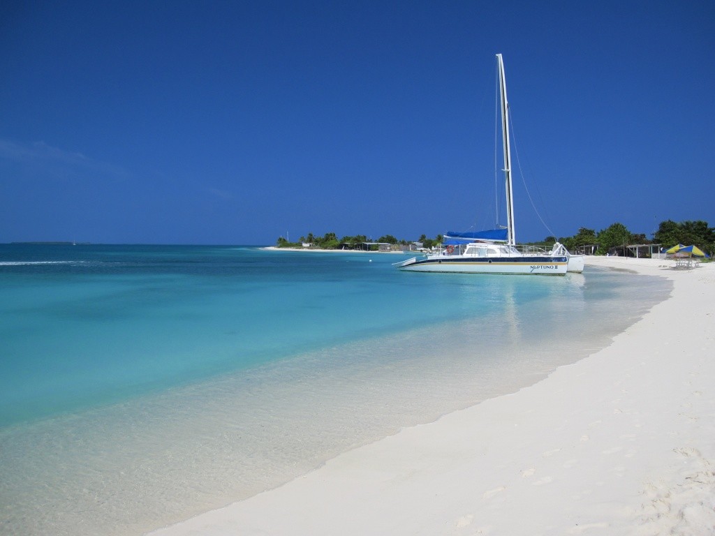 Los Roques and catamaran - up close and personal ©  SW